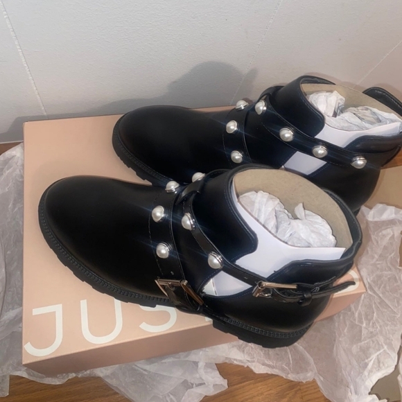 NWT JustFab Clarice Cut-Out Lug Sole Boots size 7.5 - Picture 3 of 10